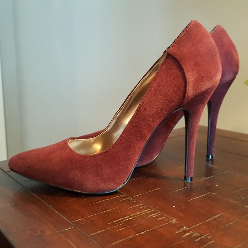 Steve Madden Suede Pumps